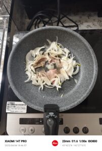 ベーコンと玉ねぎと塩コショウを投入