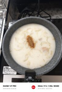 水と牛乳とコンソメを投入