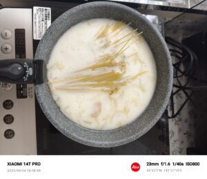 パスタの麺を投入